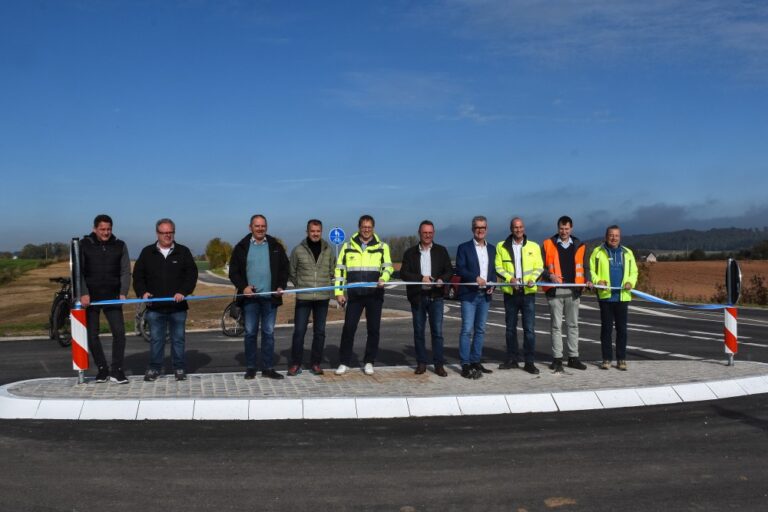 Gaben mit dem symbolischen Durchschneiden des Bandes das neue Feuchtwanger Industriegebiet West II sowie den neuen Radweg entlang der Bundesstraße 25 offiziell frei, v.l.n.r.: Holger Hutmann vom städtischen Bauamt, Stadtrat Friedrich Probst, zweiter Bürgermeister Walter Soldner, Stadtrat Thomas Ackermann, Ralf Puchinger von der ausführenden Baufirma, dritter Bürgermeister Herbert Lindörfer, erster Bürgermeister Patrick Ruh, Frank Hähnlein von der ausführenden Baufirma, Daniel Rosenbaum vom Staatlichen Bauamt Ansbach sowie Stadtrat Holger Giese.