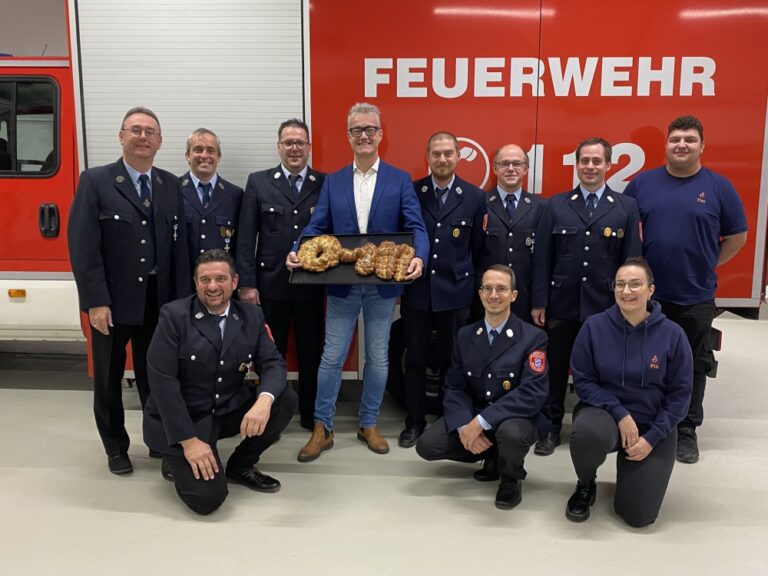 Das neue Feuerwehrgerätehaus in Krapfenau mit Gemeinschaftsraum für die örtliche Landjugend ist fertig. Mit der Aushändigung eines symbolischen Schlüssels übergab Feuchtwangens erster Bürgermeister Patrick Ruh (5.v.l.) den modernen Neubau offiziell an seine künftigen Nutzer.