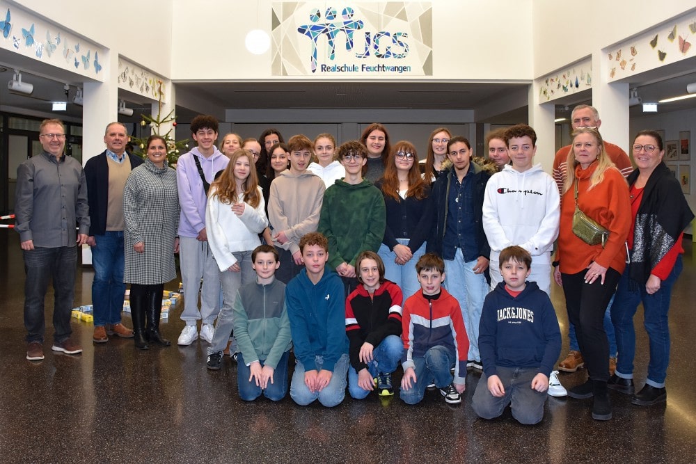 10 Jahre Partnerschaft zwischen der Realschule Feuchtwangen und dem Collège Notre-Dame le Ménimur im französischen Vannes: Henning Backhaus, Mitglied der Schulleitung, zweiter Bürgermeister Walter Soldner und Französischlehrerin Nikola Egerer (v.l.) begrüßten die 20 Jugendlichen aus der Bretagne und ihre Lehrer herzlich in Feuchtwangen.