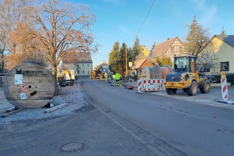 Die Stadtwerke Feuchtwangen schließen sieben Feuchtwanger Ortsteile an das öffentliche Trinkwassernetz an. In Zumhaus laufen die Arbeiten hierfür bereits. (Foto: Harald Ströhlein)