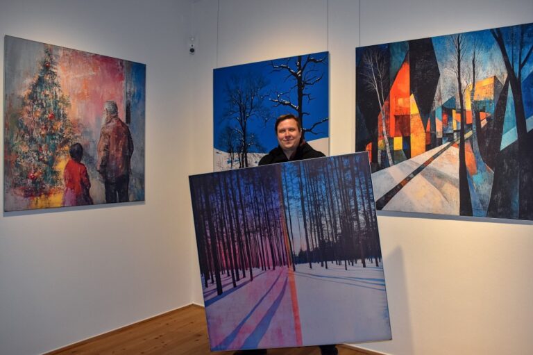 Interims-Museumsleiter Dr. Reinhard Reck informierte über die neue Sonderausstellung "Winter in KI" im Fränkischen Museum Feuchtwangen. Noch bis 2. Februar 2025 widmet sich die Schau einem faszinierenden Dialog zwischen traditioneller Kunst und den kreativen Möglichkeiten Künstlicher Intelligenz.