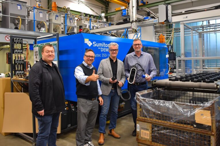 Kommune und Industrie gehen in Feuchtwangen Hand in Hand: die Stadt Feuchtwangen und die nahKRAFT GmbH kooperieren langfristig in Sachen nachhaltiger Stromversorgung. Über die zukunftsweisende Zusammenarbeit informierten, v.r.: André Dauer, Geschäftsführer dauer GmbH, Feuchtwangens erster Bürgermeister Patrick Ruh, Lothar Beckler, Technischer Leiter der Stadtwerke Feuchtwangen und Geschäftsführer der nahKRAFT GmbH, und Alexander Strauß von den Stadtwerken Feuchtwangen.