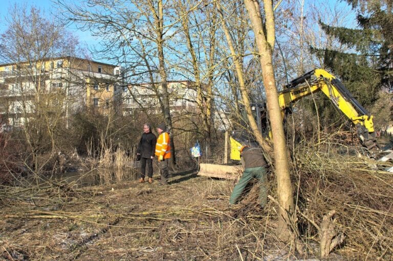 Vergangene Woche entfernte die Stadt Feuchtwangen kaputte und umgeknickte Bäume sowie dichte Verbuschungen entlang des Sulzachufers. Anlässlich dessen informierte Bürgermeister Patrick Ruh mit Stadtgärtner Christian Haag (v.l.) über bereits umgesetzte sowie geplante Maßnahmen im Rahmen des Hochwasserschutzkonzeptes.