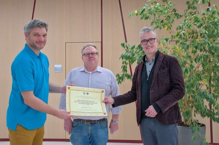 Großartige Anerkennung für Feuchtwangens Partnerschaft mit der Gemeinde Lana und den ersten Schüleraustausch der beiden Mittelschulen: Bürgermeister Patrick Ruh überreichte im Beisein von Partnerschaftsbeauftragten Friedrich Probst die Teilnehmerurkunde am Städtepartnerschaftspreis 2023 an Schulleiter Johannes Stegmann (v.r.).