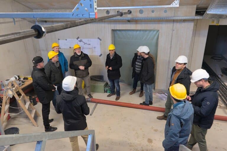 Erhielten einen ersten Eindruck vom künftigen Lehrsaalgebäude am Campus Feuchtwangen, v.l.: Bürgermeister Patrick Ruh, dritter Bürgermeister Förderkreis-Vorsitzender Herbert Lindörfer, Volker Dollinger (Förderkreis), Dr. Gerd Hofmann (Campus), Hochschul-Präsident Prof. Dr. Sascha Müller-Feuerstein, Stadtbaumeister Farag Khodary, Jennifer Herud (Campus), Stadtrat Michael Nowakowitsch (Förderkreis), Campus-Leiter Prof. Dr. Haresh Vaidya, Oliver Abel (Campus) und Stadtrat Ralf Hübsch (Förderkreis).