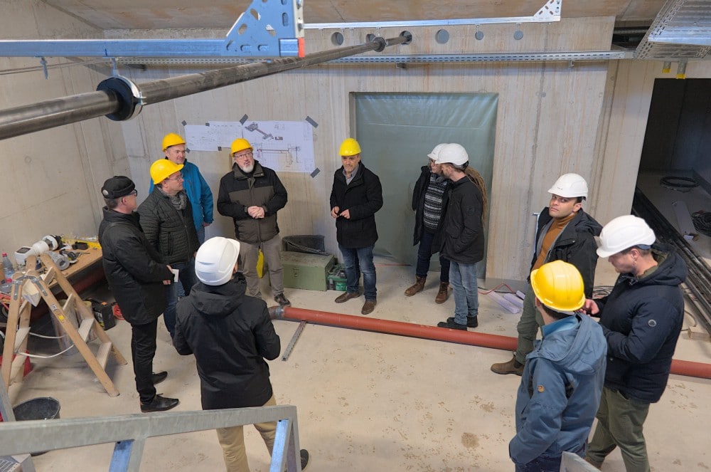 Erhielten einen ersten Eindruck vom künftigen Lehrsaalgebäude am Campus Feuchtwangen, v.l.: Bürgermeister Patrick Ruh, dritter Bürgermeister Förderkreis-Vorsitzender Herbert Lindörfer, Volker Dollinger (Förderkreis), Dr. Gerd Hofmann (Campus), Hochschul-Präsident Prof. Dr. Sascha Müller-Feuerstein, Stadtbaumeister Farag Khodary, Jennifer Herud (Campus), Stadtrat Michael Nowakowitsch (Förderkreis), Campus-Leiter Prof. Dr. Haresh Vaidya, Oliver Abel (Campus) und Stadtrat Ralf Hübsch (Förderkreis).