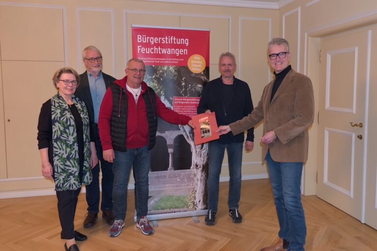 Im Beisein der Stiftungsräte Sibylle Schipper (links) und Günter Schmidt (2.v.l.) überreichte Bürgermeister Patrick Ruh als Stiftungsvorsitzender die Spenden an Walter Weihermann vom Tierschutzverein Feuchtwangen und Stadtjugendpfleger Thomas Hartnagel (von rechts).