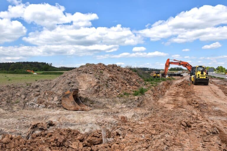 Auf Hochtouren läuft derzeit die Erschließung des neuen Feuchtwanger Industriegebiets West II, einem wichtigen Projekt, um die positive wirtschaftliche Entwicklung der Kreuzgangstadt nachhaltig voranzutreiben.