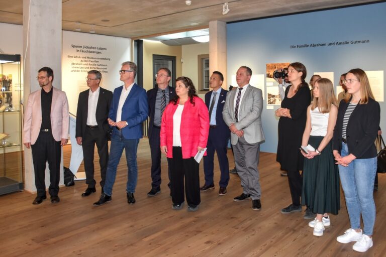 Eröffneten nun feierlich die neue Sonderausstellung "Spuren jüdischen Lebens in Feuchtwangen" im Fränkischen Museum Feuchtwangen, von links: Randolf Six, Stefan Fink, erster Bürgermeister Patrick Ruh, stellvertretender Bezirkstagspräsident Herbert Lindörfer, Cherrie Daniels, Counselor for Public Engagement, U.S. Mission Germany, Julius Tsai, Public Affairs Officer, U.S. Consulate General Munich, zweiter Bürgermeister Walter Soldner, Museumsleiterin Dr. Uta Karrer sowie die Schülerinnen Clara Schwab und Hanna Seng.