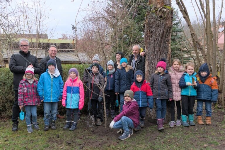 Bürgermeister Patrick Ruh und dritter Bürgermeister Herbert Lindörfer dankten den Mädchen und Jungen der "Renetten", die mit begeisterten Einsatz unter Anleitung von Gruppenleiterin Nancy Müller und Reiner Schöbel, Vorsitzender des Obst- und Gartenbauvereins (v.l.n.r.), die neue Mispel im Garten des Fränkischen Museums Feuchtwangen pflanzten.