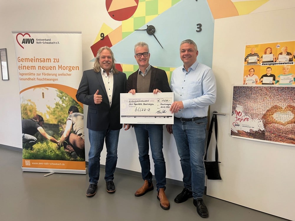 Übergabe der Spende an die AWO Tagesstätte Feuchtwangen: Thomas Zieher, Geschäftsführer blizz-z Handwerk Direkt GmbH, Bürgermeister Patrick Ruh und AWO Vorstandsreferent Bernd Bretschneider (von rechts). (Foto: Carmen Schäffer)