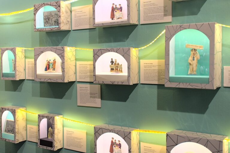 In über 150 kleinen Guckkästen bekommt jedes einzigartige Glanzbild mit jüdischen Motiven seine ganz eigene kleine Bühne.