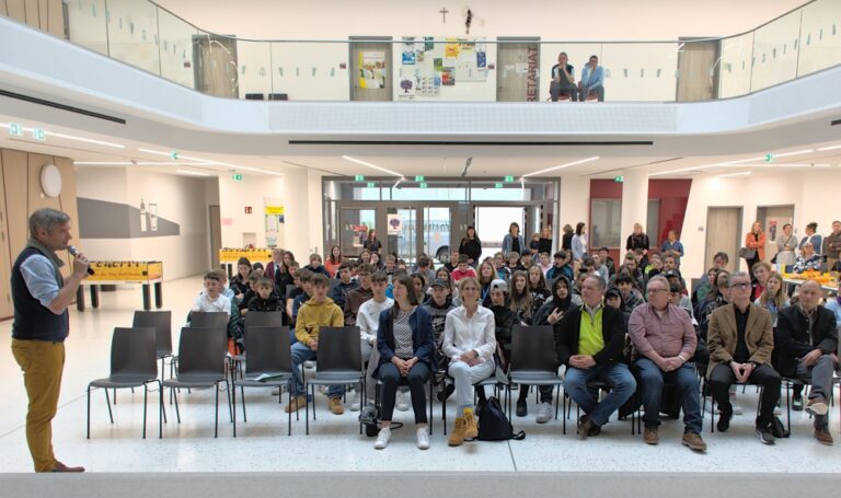 Schulleiter Johannes Stegmann (links) begrüßte die Gäste aus Lana in der großen Aula des neuen Feuchtwanger Schulgebäudes. Mit dabei waren unter anderem auch Konrektor Wilhelm Hintermeier, erster Bürgermeister Patrick Ruh, Partnerschaftsbeauftragter Friedrich Probst und zweiter Bürgermeister Walter Soldner (vordere Reihe von rechts).