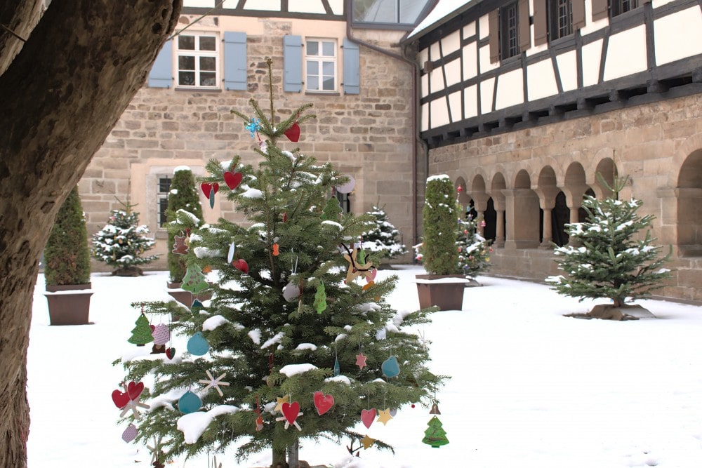 Weihnachtsstimmung im Kreuzgang: mit selbstgebasteltem Schmuck haben Mädchen und Jungen der Feuchtwanger Kindergärten mehrere Weihnachtsbäume bunt dekoriert.