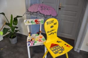 Acht Stühle mit starken Botschaften